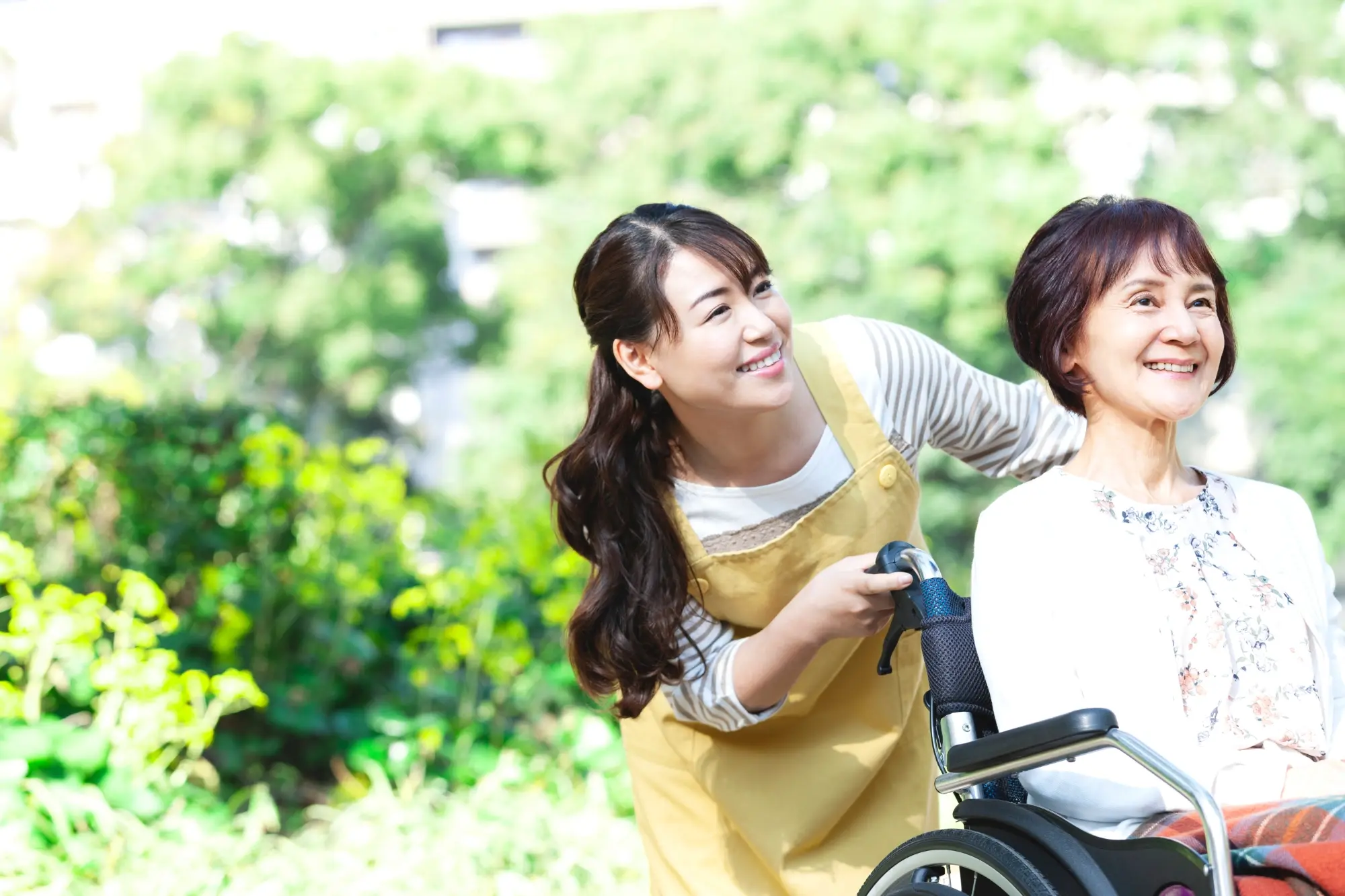 車椅子を押すスタッフ