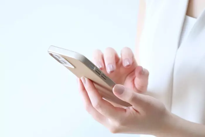 スマホを持つ人