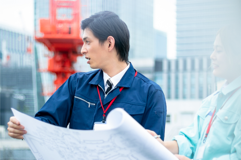 設計図を確認する人