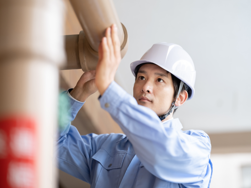 部分工事をする男性