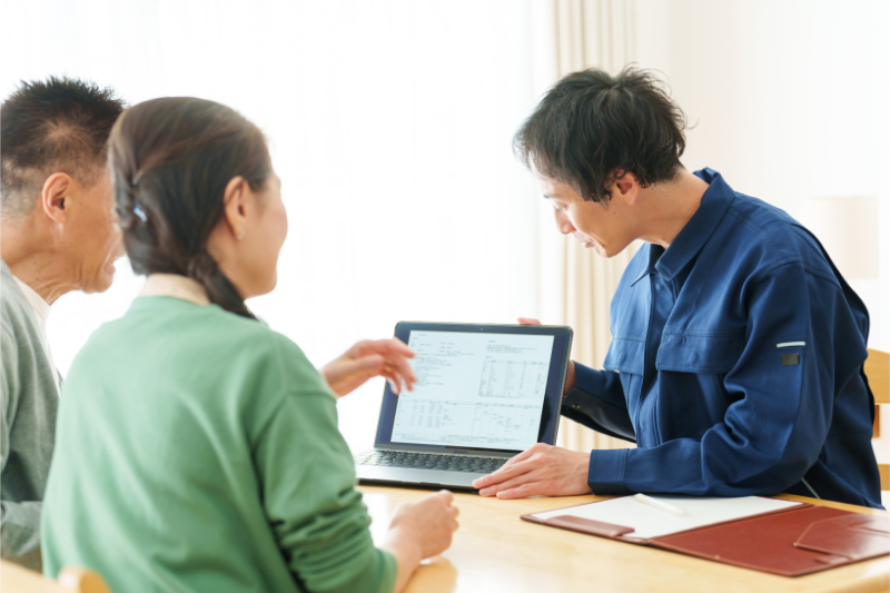 物件の候補を確認する人